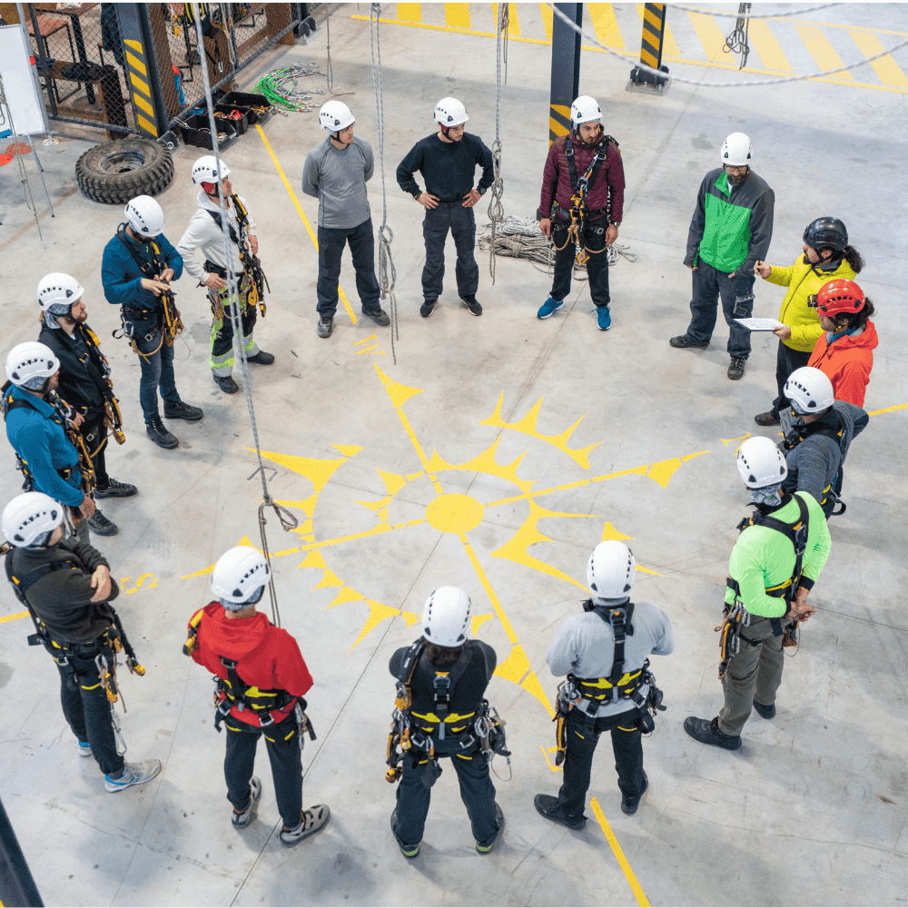 Listas de asistencia y evaluaciones de SST en papel apiladas