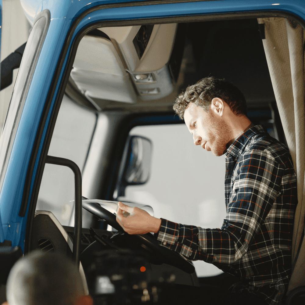 Pilas de carpetas AZ con documentos de conductores (SOAT, licencias) esperando revisión manual