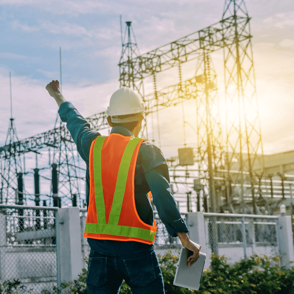 Técnico eléctrico usando Verifty en su celular para llenar un permiso de trabajo en planta